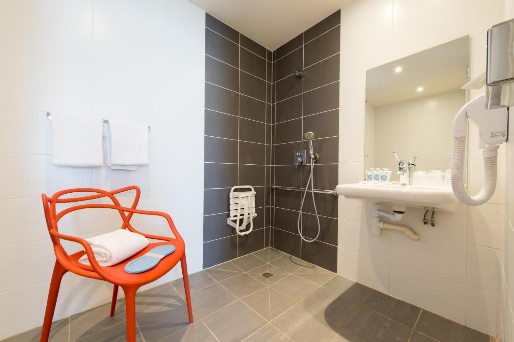 Salle de bains dans l'établissement Hôtel Confort La Rochelle Centre les Minimes
