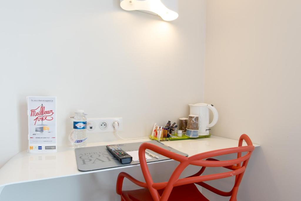 Cuisine ou kitchenette dans l'établissement Hôtel Confort La Rochelle Centre les Minimes