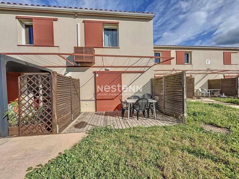 twee stoelen en een tafel op een terras voor een huis bij 3303 - maison avec piscine in Argelès-sur-Mer