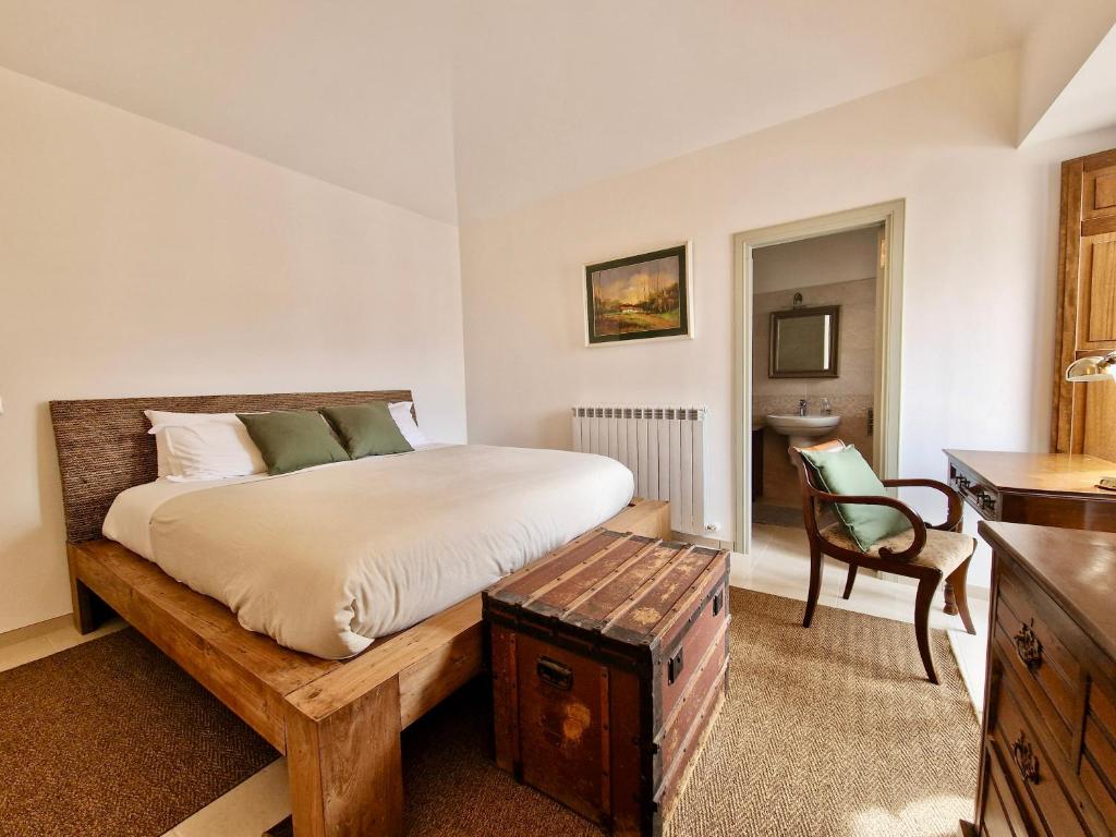 una camera con letto, scrivania e sedia di Casa Matteo-Gran Sasso a L'Aquila