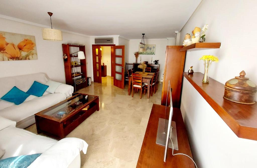 uma sala de estar com um sofá branco e uma mesa em Awesome central house with 3 bedrooms em Ceuta