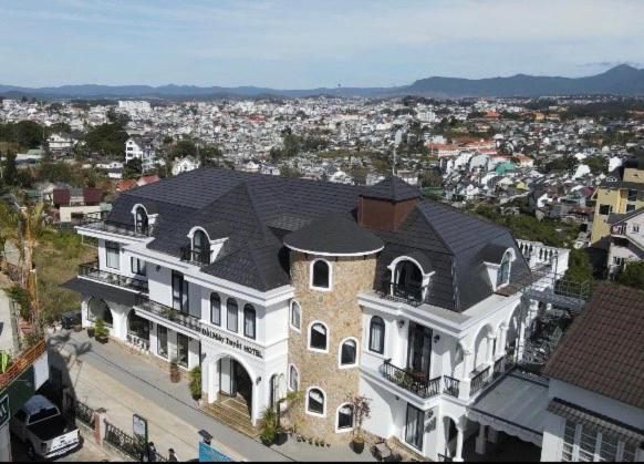 Casa blanca grande con vistas a la ciudad en Đồi Mây Tuyết Hotel, en Ấp Ðinh An (1)