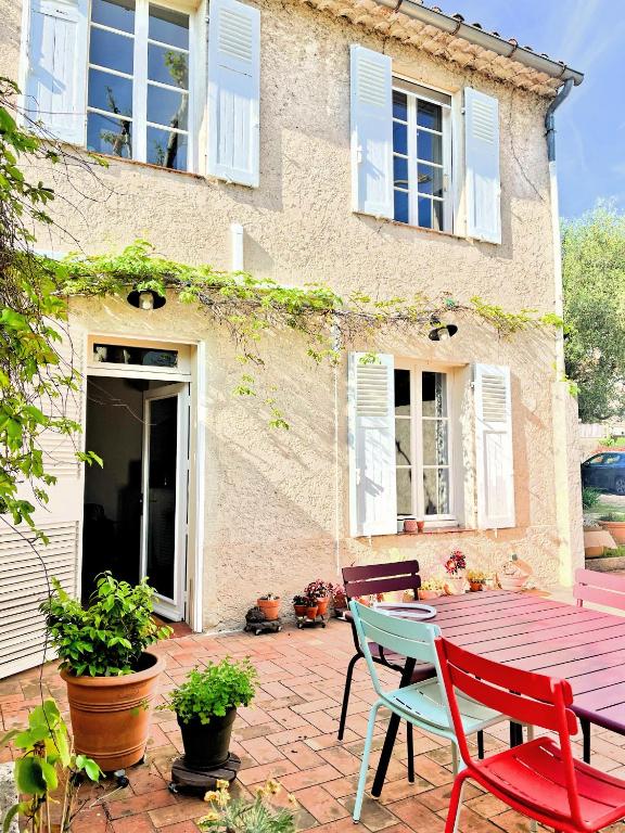 une terrasse avec deux chaises et une table en face d'une maison dans l'établissement La petite Bastide, à Cassis