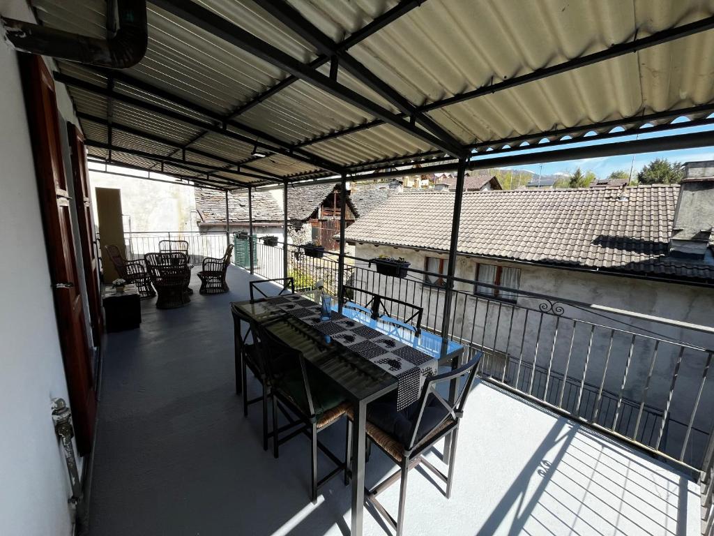 d'une terrasse avec une table et des chaises sur un balcon. dans l'établissement Casa vacanze Le Galline, à Druogno