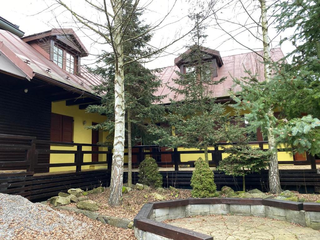 ein Haus mit einem gelben und schwarzen Haus in der Unterkunft Chalet Hronec in Hronec