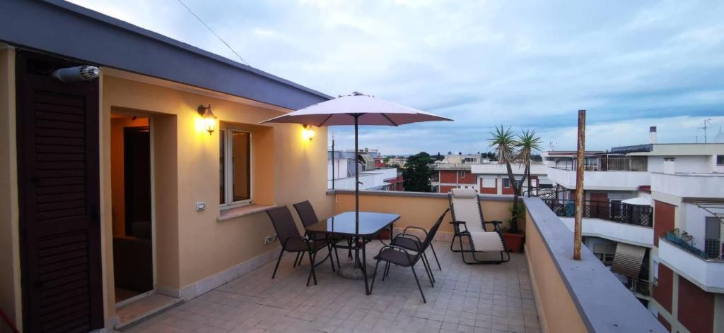 Stunning Cosy Industrial Penthouse Apartment With Patio View image