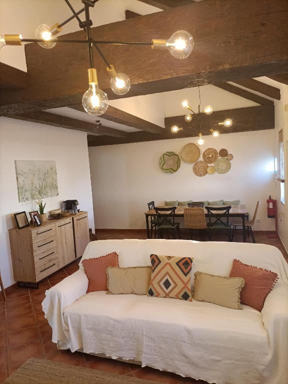 ein Wohnzimmer mit einem weißen Sofa und einem Tisch in der Unterkunft Casa Alentejo Litoral in Sines