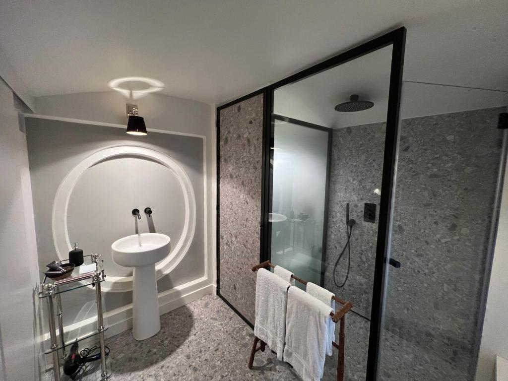 A bathroom at Palazzo Balbo di Vinadio Apartments