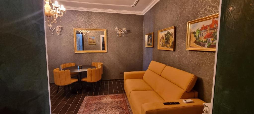 uma sala de estar com um sofá e uma mesa em Borgo Boutique Home em Nettuno