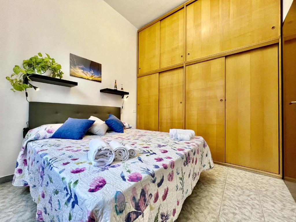 um quarto com uma cama grande e almofadas azuis em Nonno Gervasio em Roma