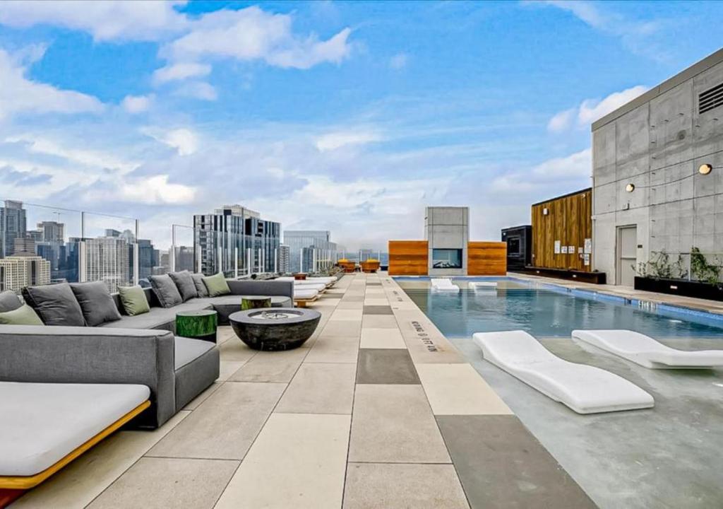 Bazén v ubytování 2BR Luxury with Views and Rooftop pool in Austin nebo v jeho okolí
