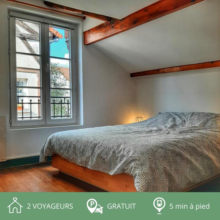 une chambre avec un lit et une fenêtre dans l'établissement Cœur de ville avec parking+gare à proximité de Disney et Paris, à Lagny-sur-Marne