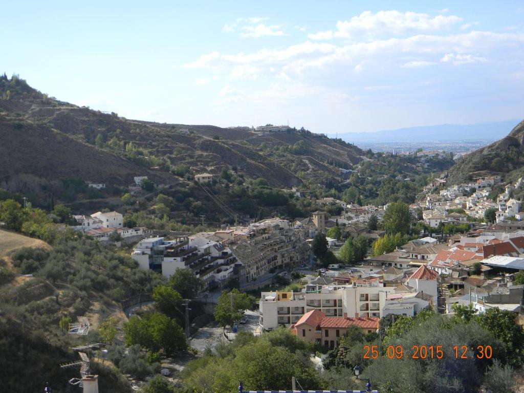 vistas a una ciudad en las montañas en Apartamento Granada Monachil, en Monachil