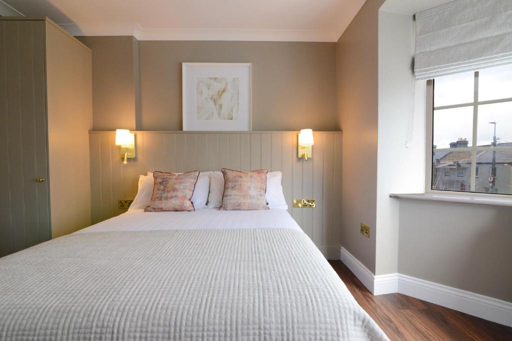 Postel nebo postele na pokoji v ubytování Urban Nest Townhouse