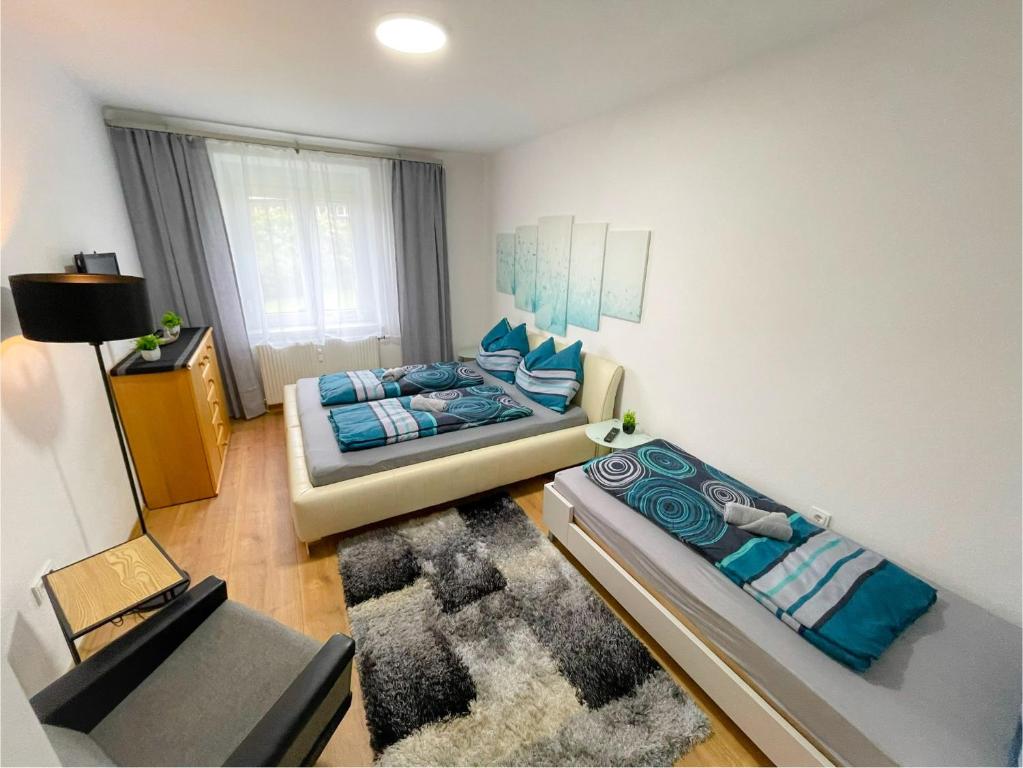 uma sala de estar com uma cama e um sofá em Moderne Ferienwohnung Felbbauer #50 em Knittelfeld