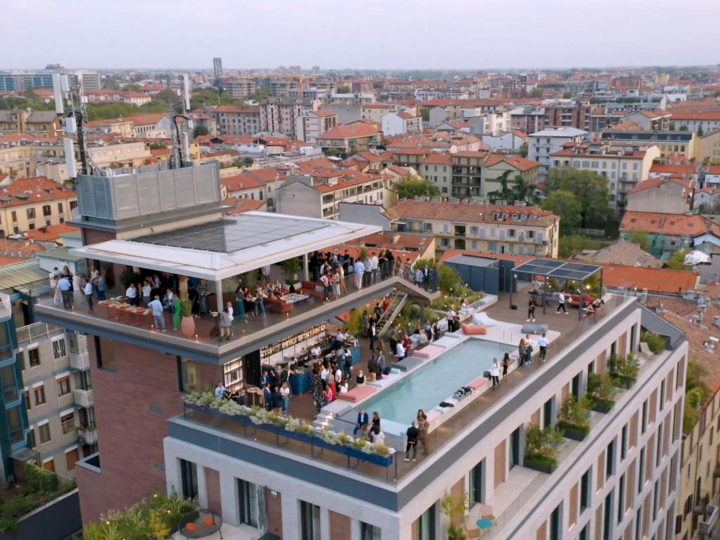 een groep mensen die op het dak van een gebouw staan bij 21 House of Stories Navigli in Milaan