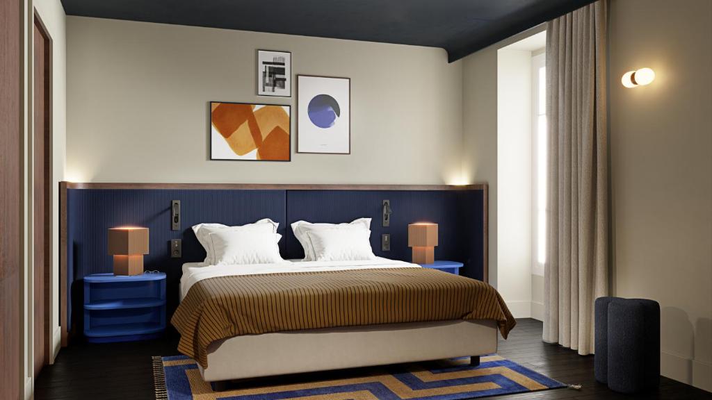 パリにあるHôtel Gabbieのベッドルーム1室(青い壁のキングサイズベッド1台付)