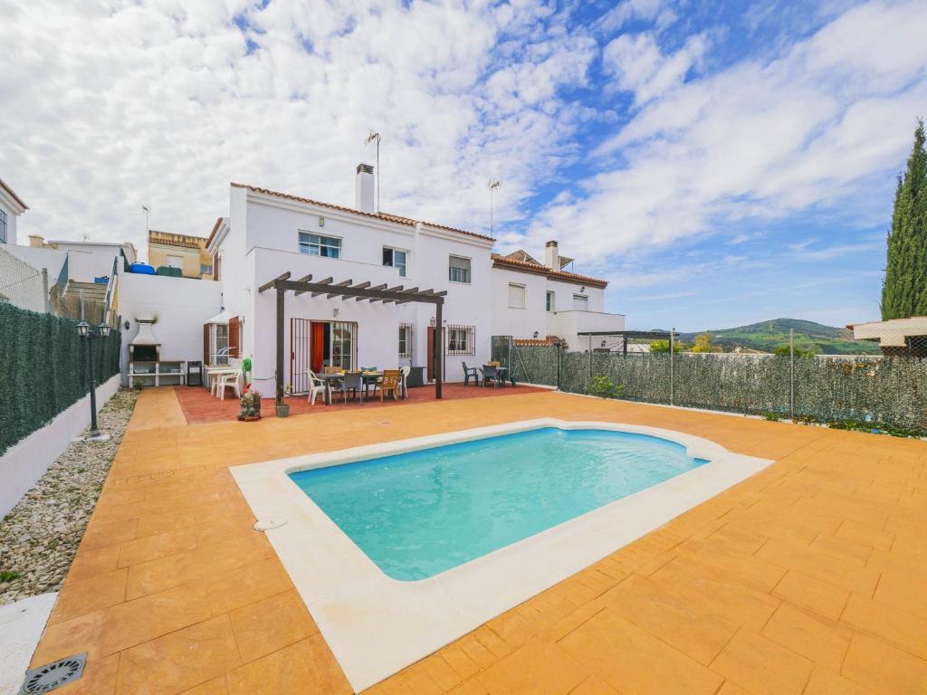 Villa con piscina frente a una casa en Cubo's Casa Rural Daza, en Almogía