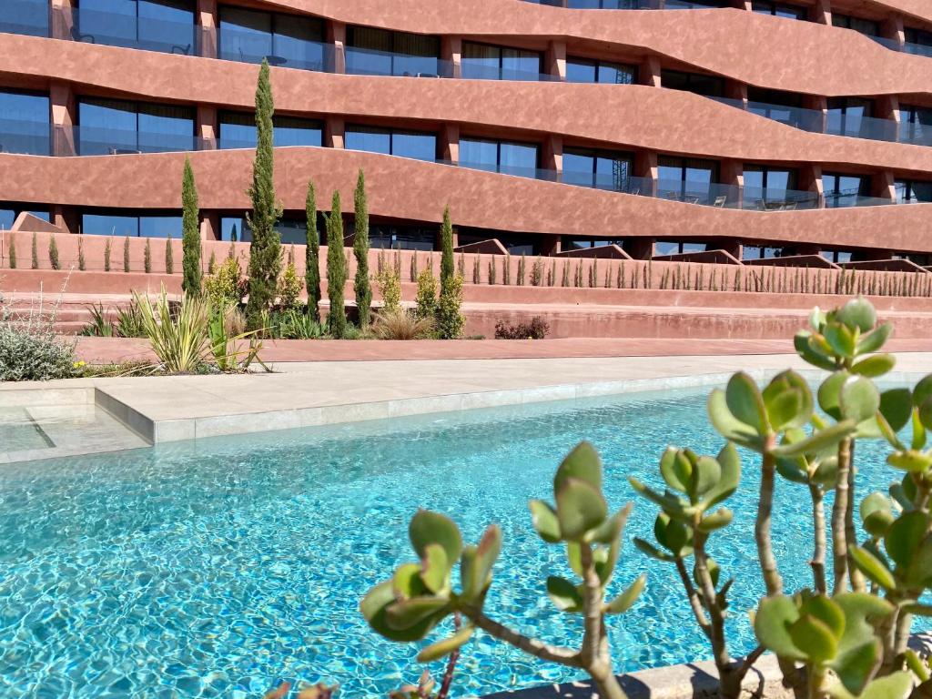 una piscina frente a un edificio en Piscina con Glamour, en Murcia