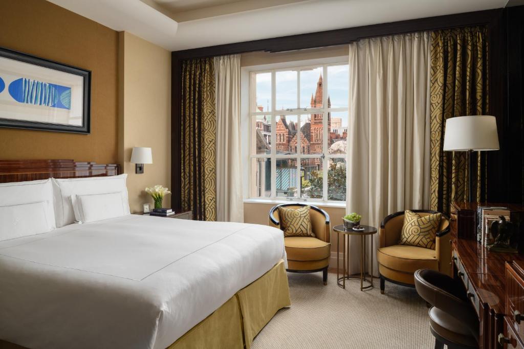 Postel nebo postele na pokoji v ubytování The Beaumont Mayfair