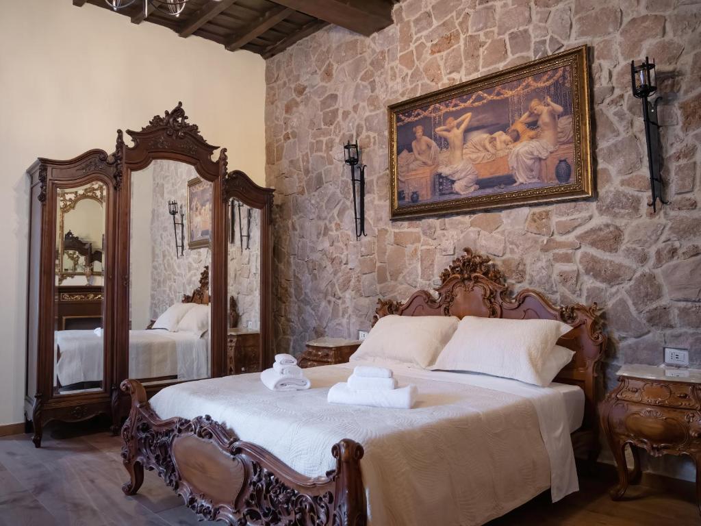 una camera da letto con un letto e un quadro sul muro di Suite Conte Fernando a Bracciano