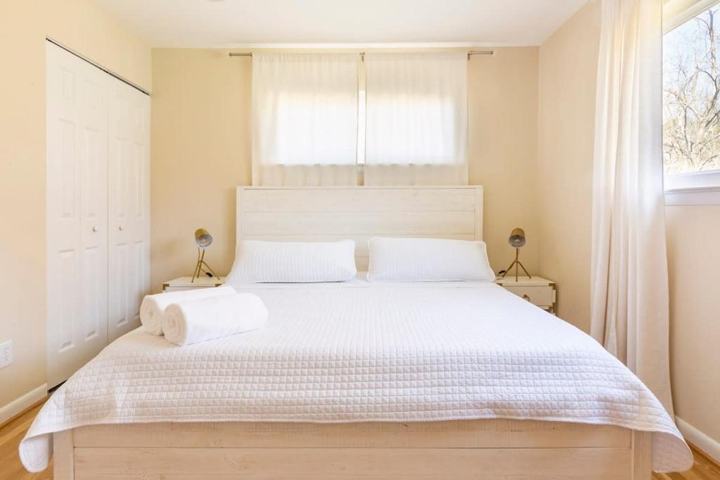 5 bedrooms with 4 Full Bath Fire Pit BBQ and Plush Amen on 1 2 acre - Habitación Familiar