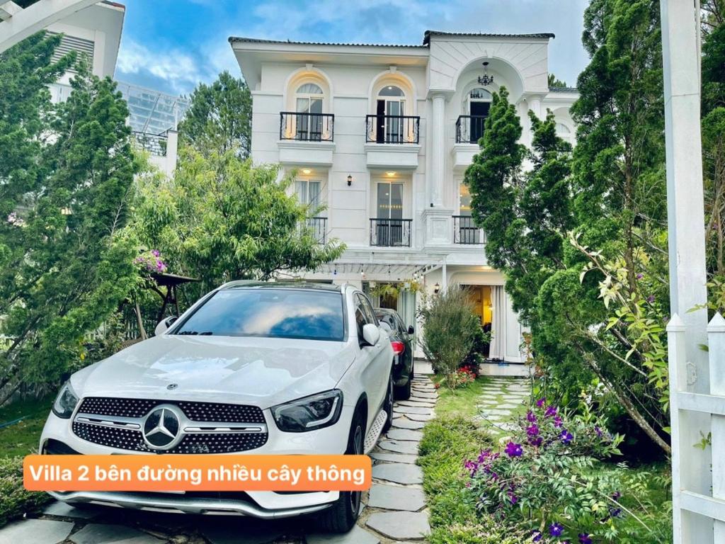 un coche blanco estacionado frente a una casa en Villa Đà Lạt - Biệt Thự Đà Lạt Khu Có Nhiều Thông, en Khu Chi Lăng