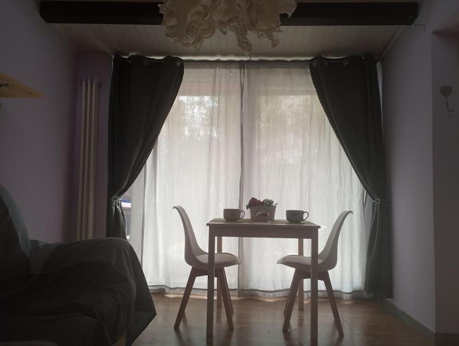 una mesa y dos sillas frente a una ventana en La Casina di Chiara, en Rávena