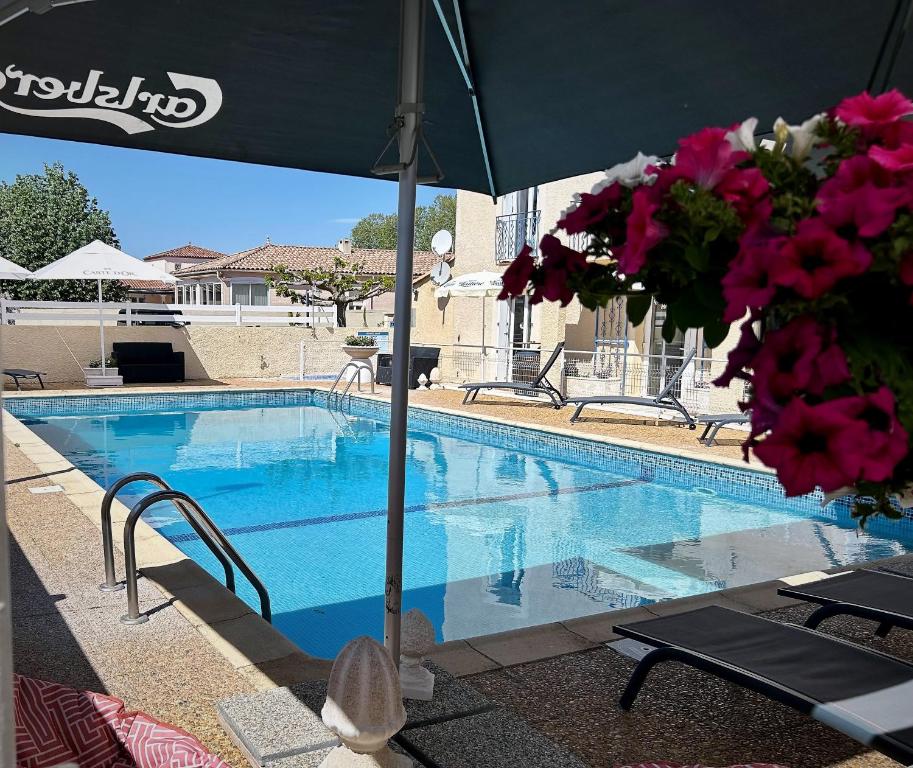 Bazén v ubytování rev'hotel nebo v jeho okolí