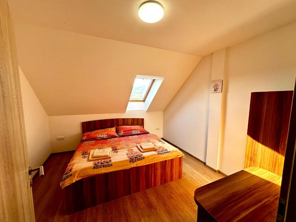 ein Schlafzimmer mit einem großen Bett im Dachgeschoss in der Unterkunft Hospůdka a Ubytování U Mitucha in Å½enklava