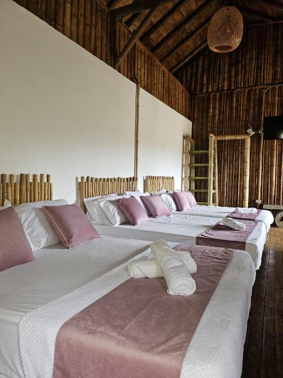 Postel nebo postele na pokoji v ubytování Eden Hotel