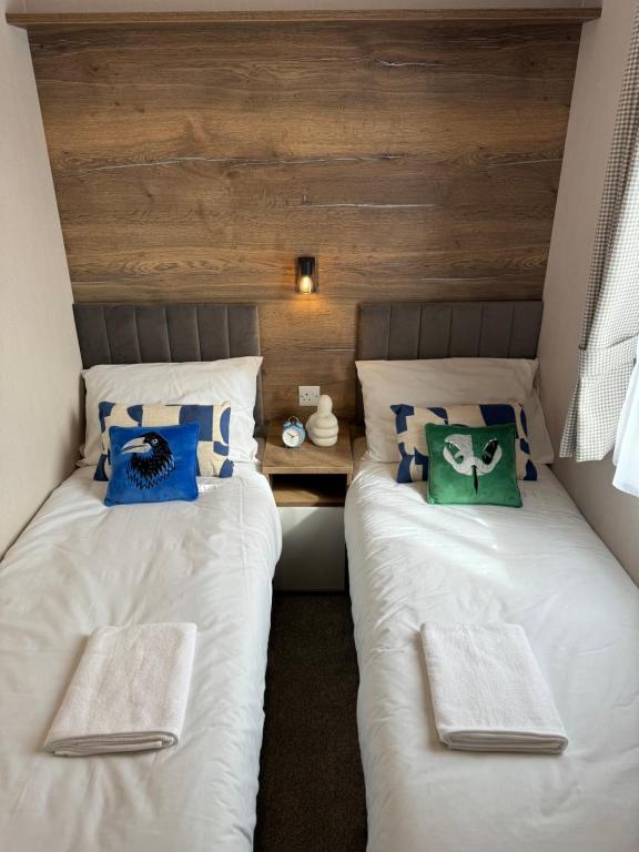 two beds sitting next to each other in a room at Sea La Vie Lodge in New Quay