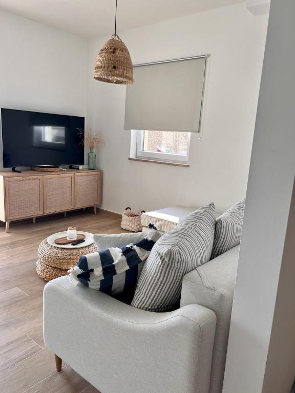 TV a/nebo společenská místnost v ubytování BohoSol House