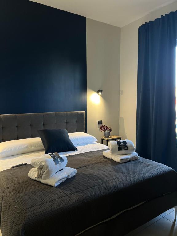 1 Schlafzimmer mit 2 Handtüchern auf einem Bett in der Unterkunft Casa Corallium in Torre del Greco
