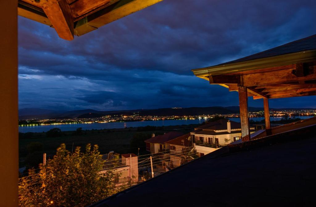 einen Blick auf die Stadt von einem Balkon in der Nacht in der Unterkunft O Fotis Studios & Apartments in Ioannina