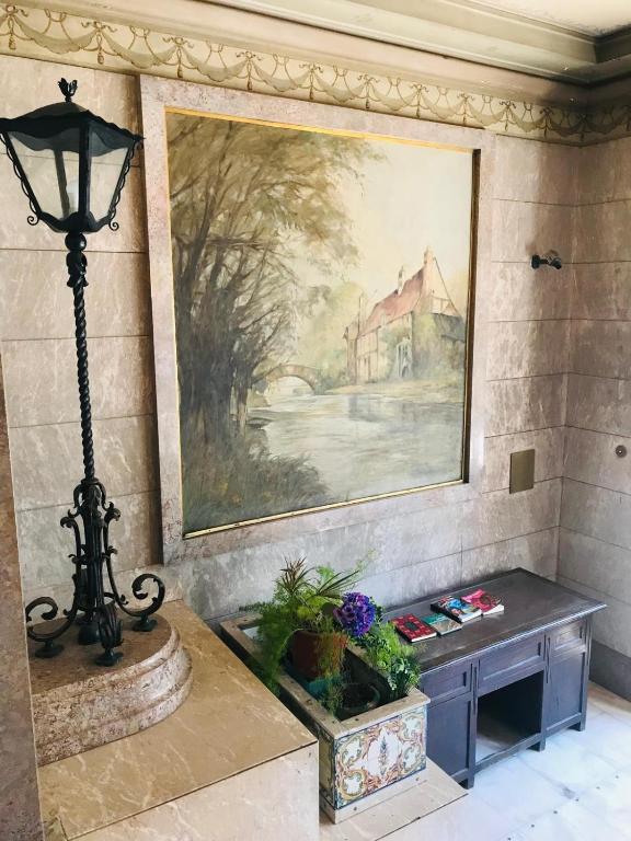 una pintura en una pared con una mesa y una lámpara en Hostel A Ponte Saldanha, en Lisboa