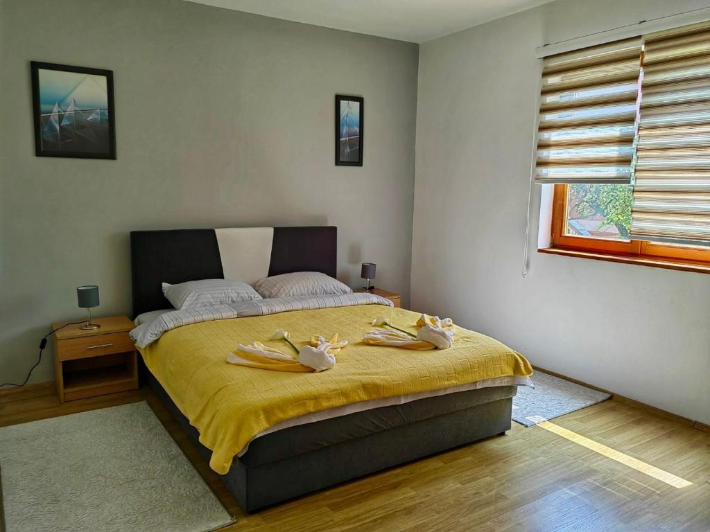 Ένα ή περισσότερα κρεβάτια σε δωμάτιο στο Apartman Lola
