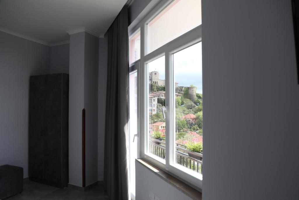 Fotografie z fotogalerie ubytování --HOTEL DEAL-- Rooms With Castle View v destinaci Krujë