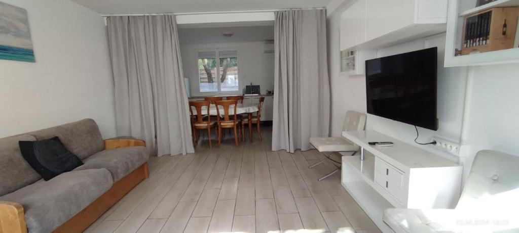TV a/nebo společenská místnost v ubytování Hôtel Triotel