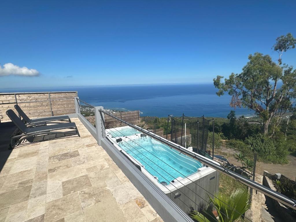 Výhled na bazén z ubytování Superbe villa saint leu piscine et spa vue Océan nebo okolí