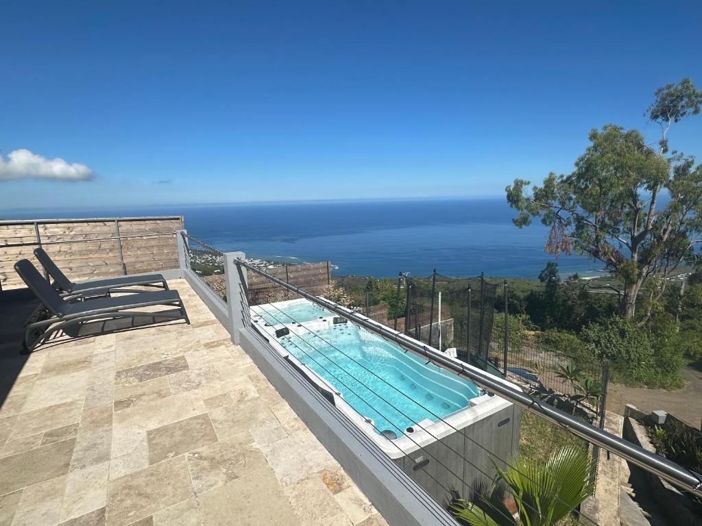 Bazén v ubytování Superbe villa saint leu piscine et spa vue Océan nebo v jeho okolí