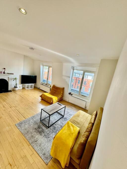 a living room with a couch and a table at Victoria - 1 bedroom appartment 4 people in London