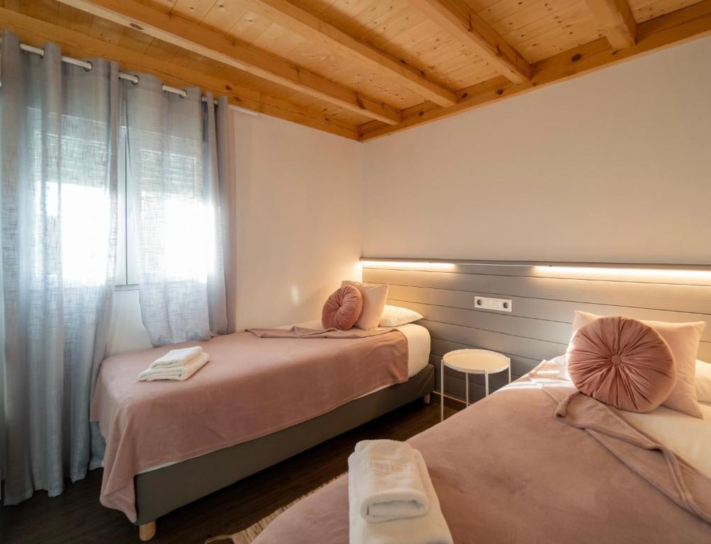 A bed or beds in a room at El BURGO DE OSMA ALOJAMIENTO RURAL VILLA BAGH