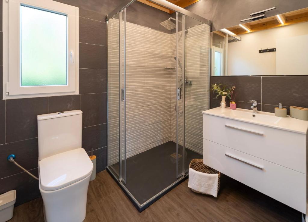 A bathroom at El BURGO DE OSMA ALOJAMIENTO RURAL VILLA BAGH