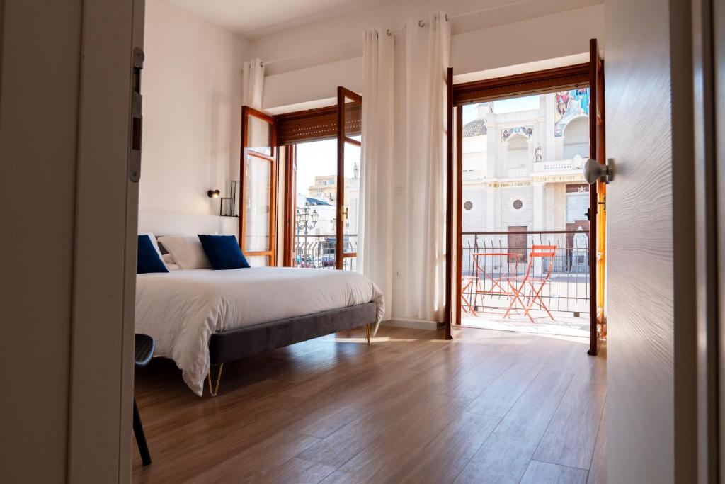 1 dormitorio con 1 cama y balcón en Duomo Rooms - Manfredi Homes&Villas, en Manfredonia