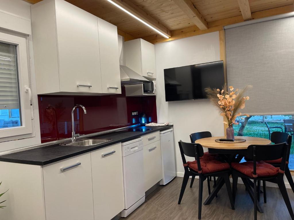 A kitchen or kitchenette at El BURGO DE OSMA ALOJAMIENTO RURAL VILLA BAGH