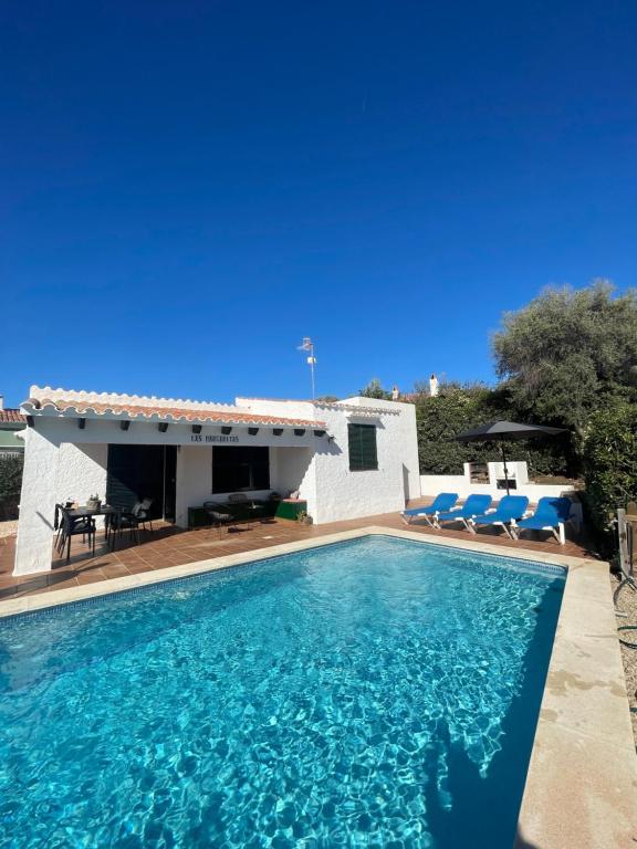 uma villa com uma piscina e uma casa em Las Margaritas Binibeca Menorca em Binibeca