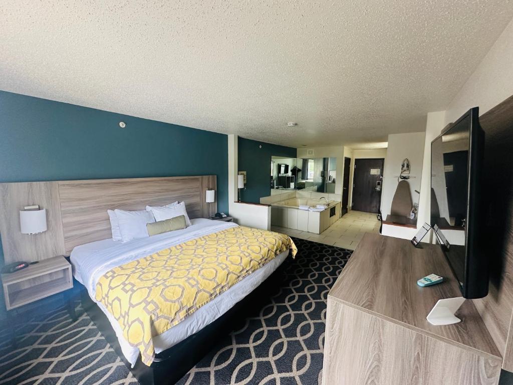 Baymont by Wyndham Piqua - Deluxe King Studio Suite - Non-Smoking