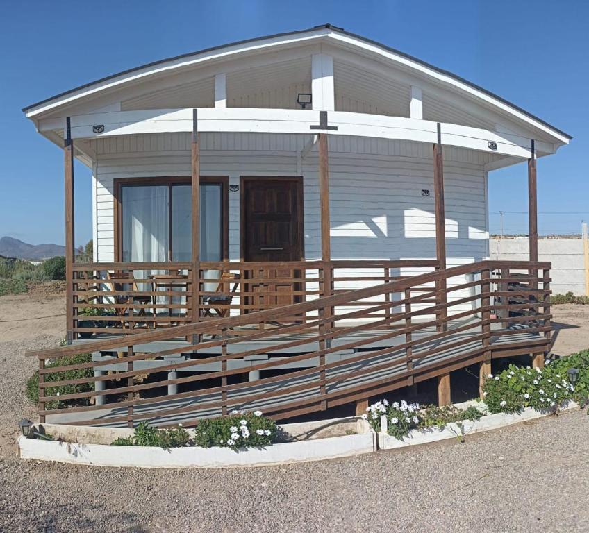 Cette petite maison est entourée d'une terrasse couverte. dans l'établissement Atardeceres Tongoy - Cabaña 4 personas condominio privado Tanguemar, à Coquimbo