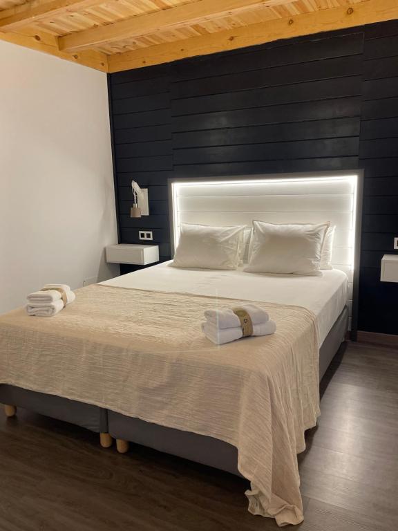 A bed or beds in a room at El BURGO DE OSMA ALOJAMIENTO RURAL VILLA BAGH